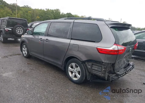 2017 Toyota Sienna Le 8 Passenger z USA, uszkodzony, nr VIN 5TDKZ3DC1HS831889
